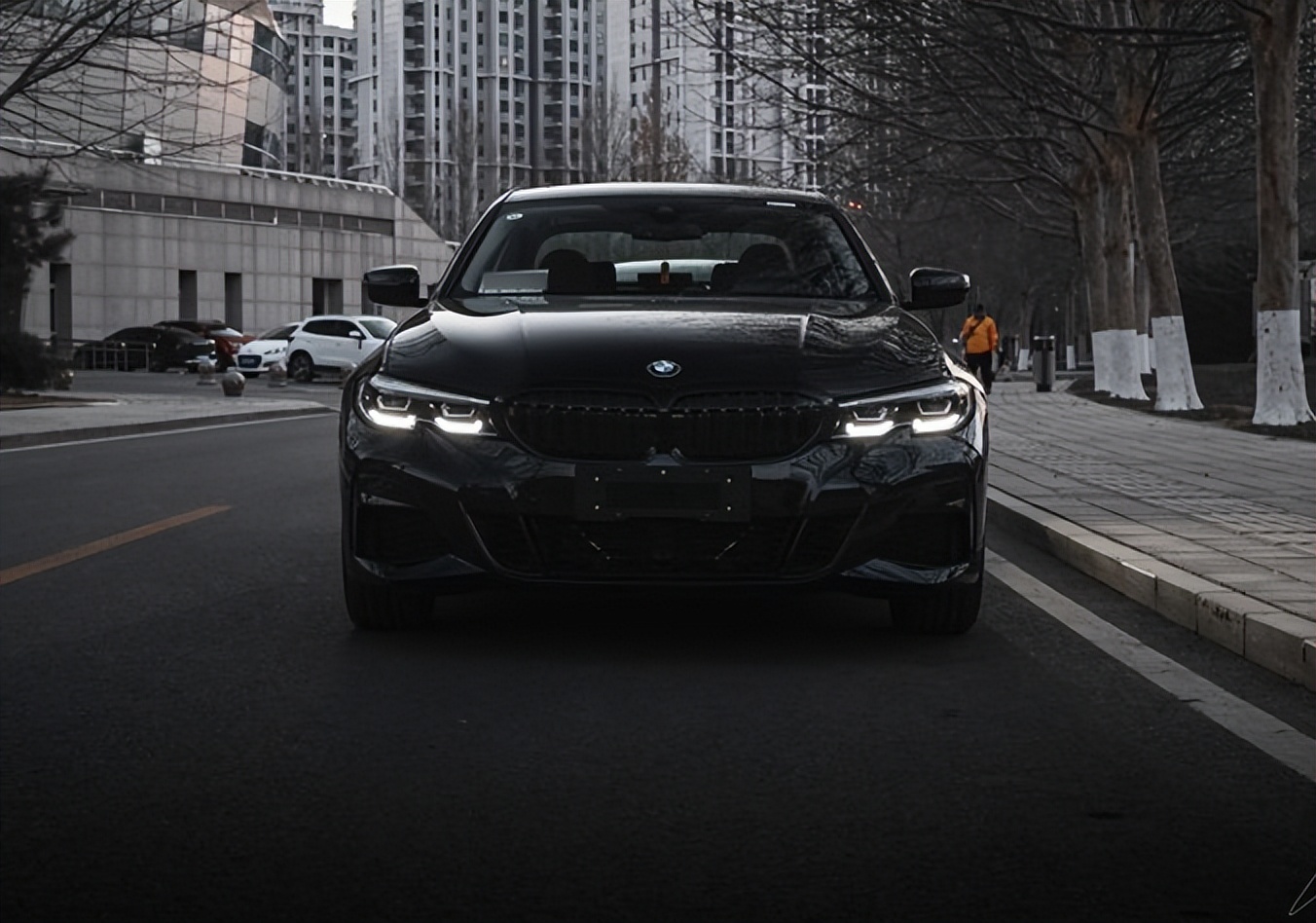 全新宝马三系夜晚大灯效果,昆山宝马3系改大灯方案