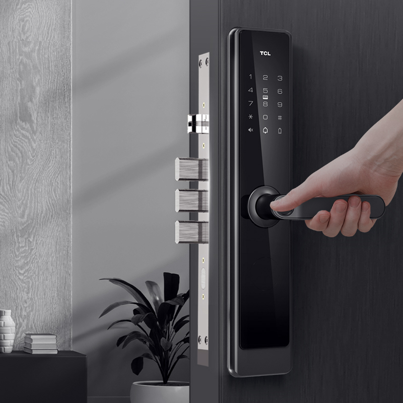 智能锁锁不住外面可以直接打开,被智能密码锁锁在家里怎么办