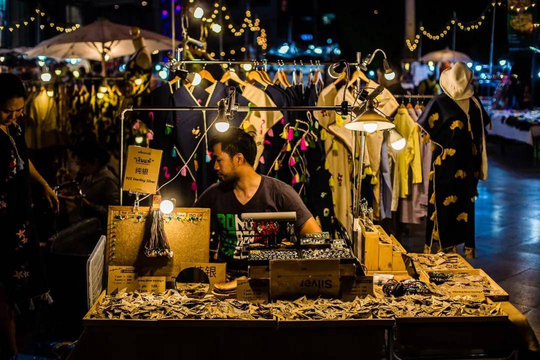 地摊经济兴起摆摊的人越来越多,地摊经济热潮人人都可以摆摊