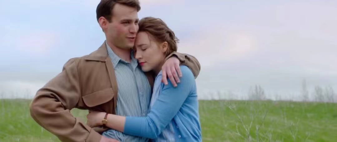 美国影片《布鲁克林》多次出现爱丽丝的定格画面有什么目的？