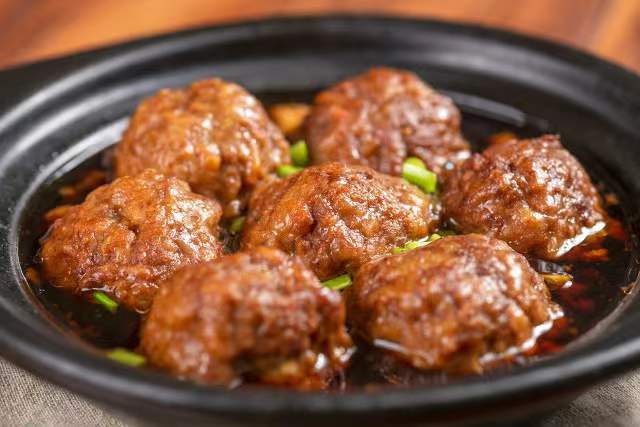 红烧狮子头怎么做才能滑嫩不散,大厨教你做红烧狮子头又香又解馋