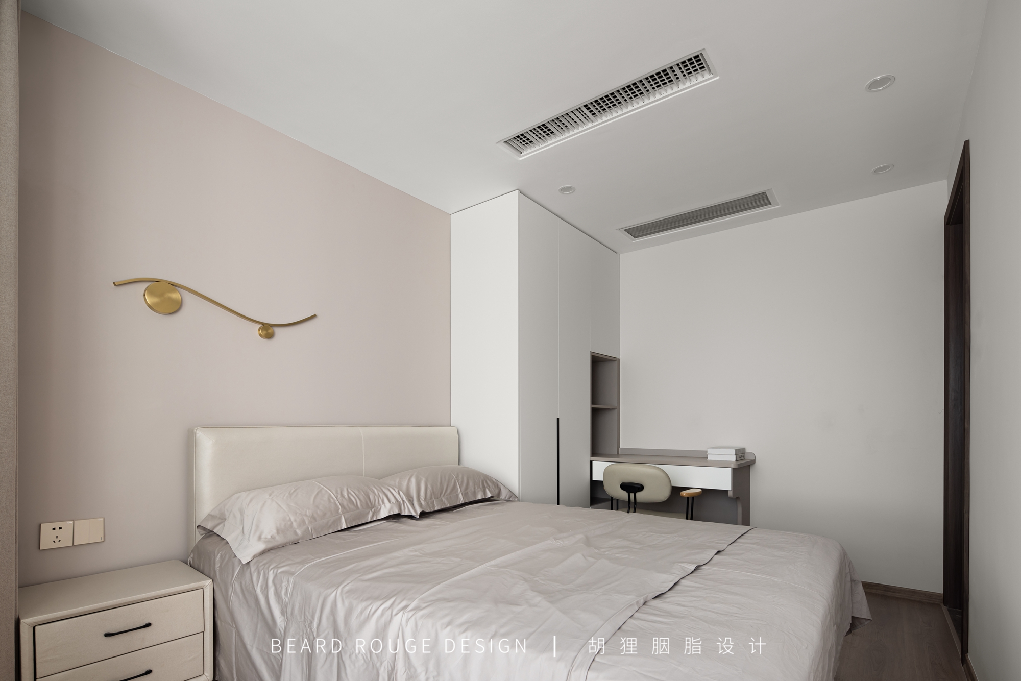 克莱因蓝撞色卫衣女,字母白克莱因蓝撞色羽绒服