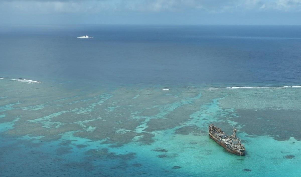 赖在仁爱礁破船里的菲军,过得咋样?做饭靠发电机,通讯靠蓄电池