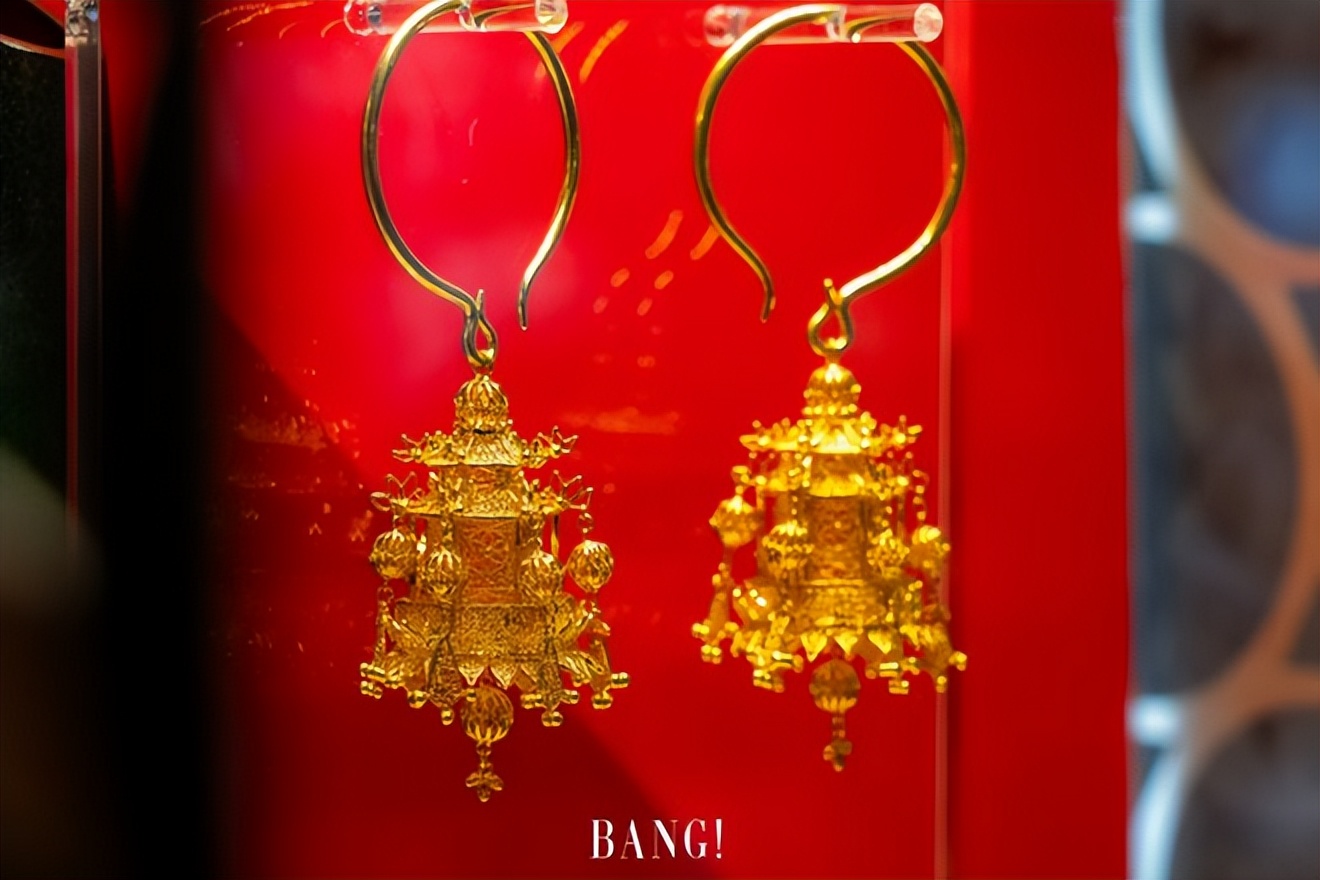 潮宏基襄阳首家非遗花丝概念店,潮宏基花丝工艺探店视频