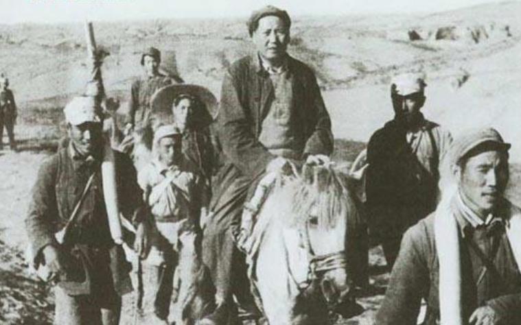 为毛主席牵马的红军去世，没人告诉毛主席，后来他亲自去墓前悼念