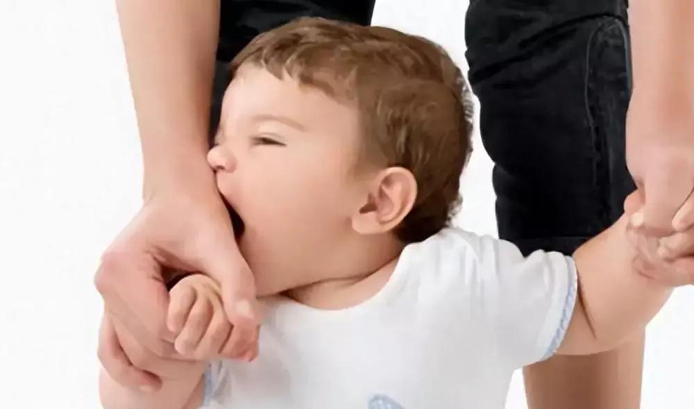 宝宝爱咬人怎么办,幼儿园咬人案例怎么跟家长沟通