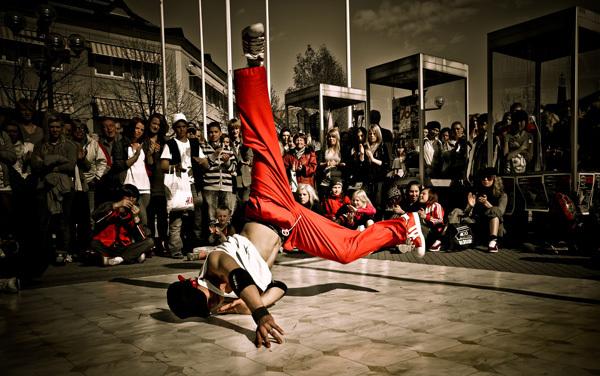 给孩子报名舞蹈班有几种舞种,成人零基础学舞蹈适合哪个舞种