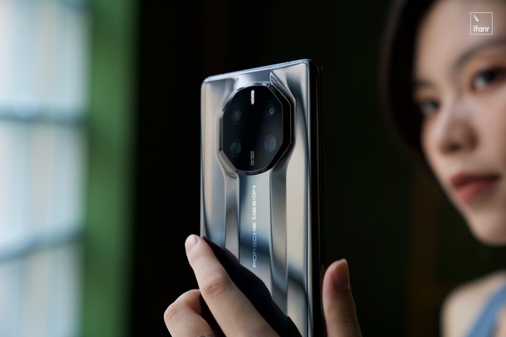 华为Mate50RS保时捷设计体验：生而峥嵘的「少数产品」