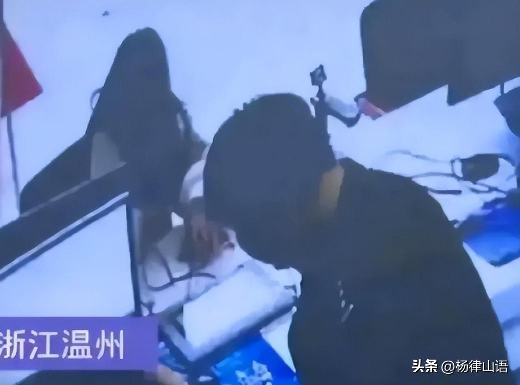 44岁男子每月5万*养包**18岁女生，发生关系后，女生数钱发现是冥币