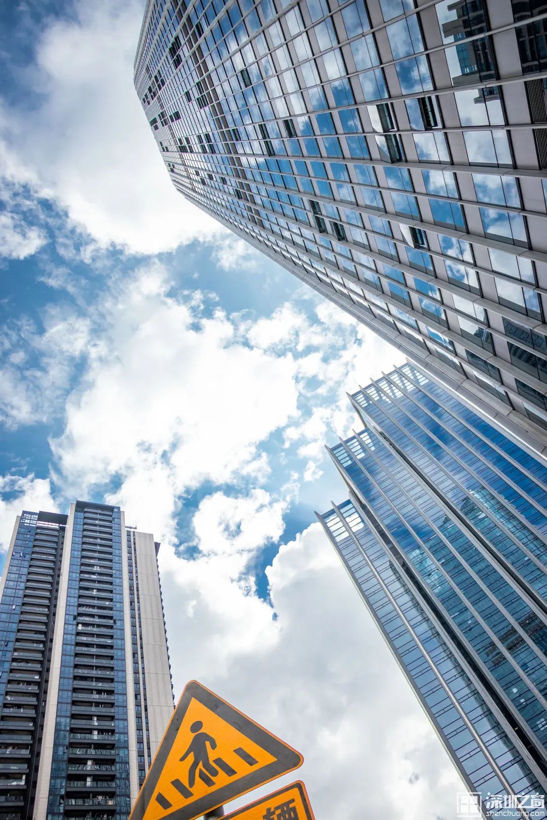 深圳人花式加班：酒吧里做方案、旅行时码PPT、除夕夜写报告……