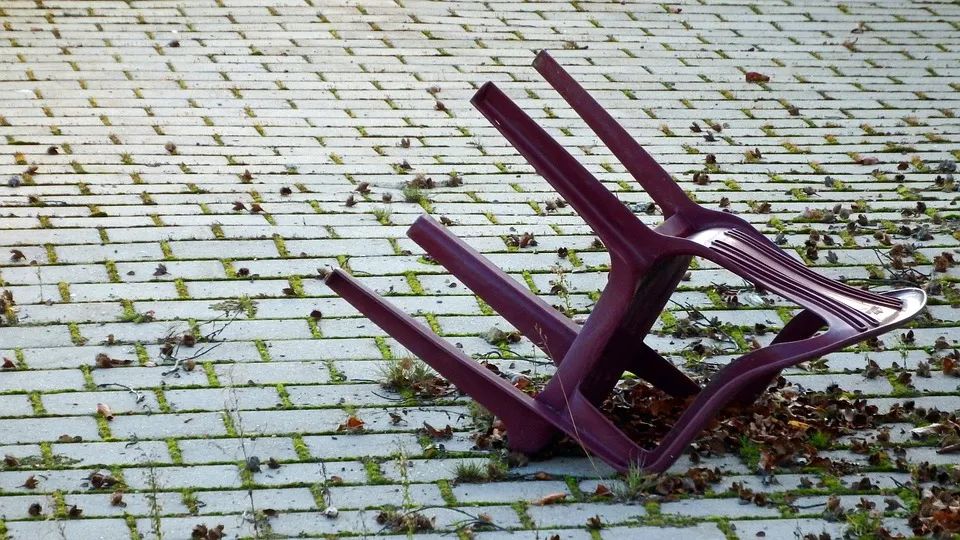 熊孩子拉凳子致人受伤,熊孩子拉凳子致同学受伤