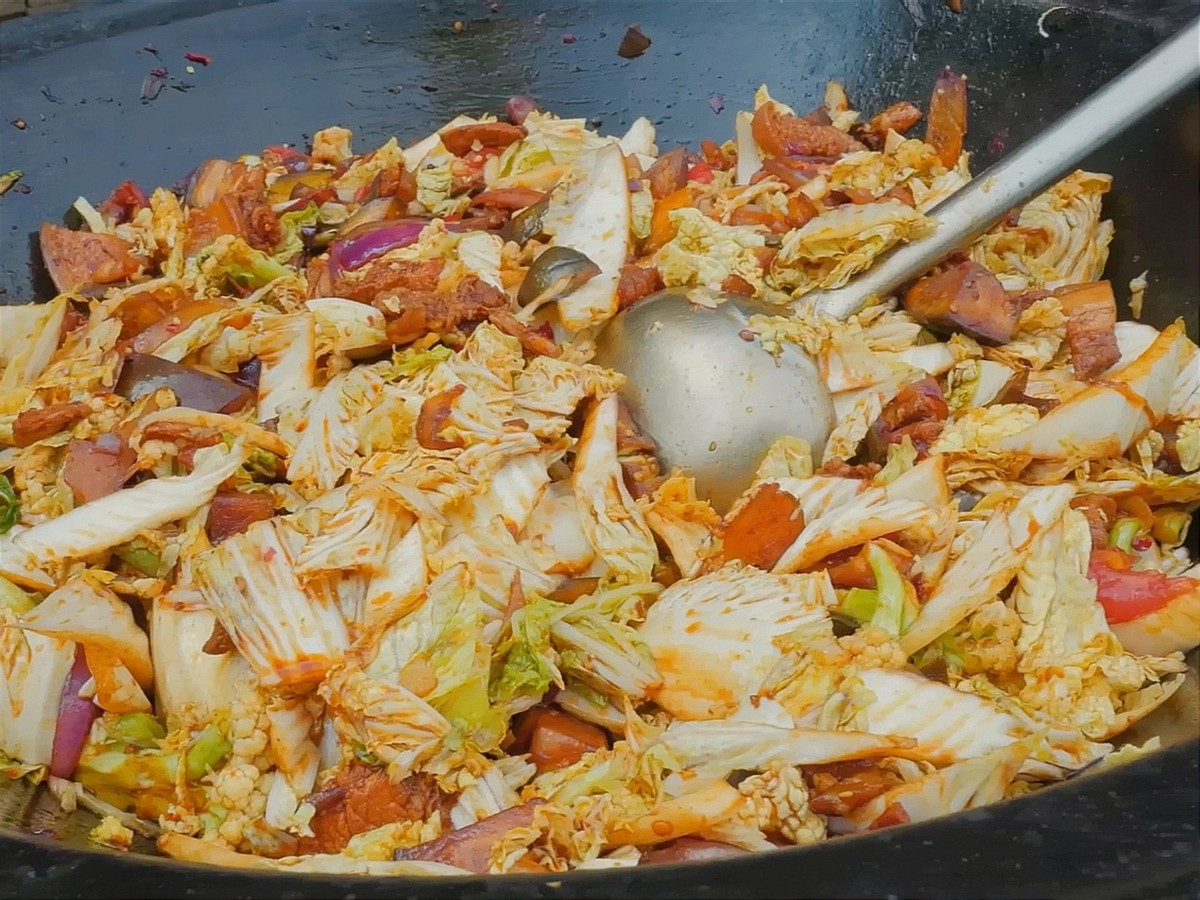 河北农村小馆子，开在村口集装箱，10元管够吃，烙饼炖菜真香