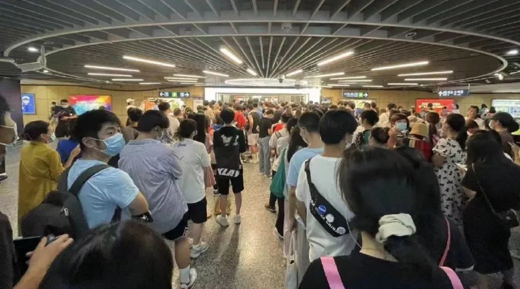 黄牛卖一百一杯的奶茶,黄牛高价卖奶茶