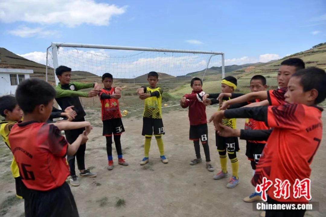 一双球鞋一人一只，凑成“黄金左右脚”！没有什么能够阻挡“运动小子”们的热爱