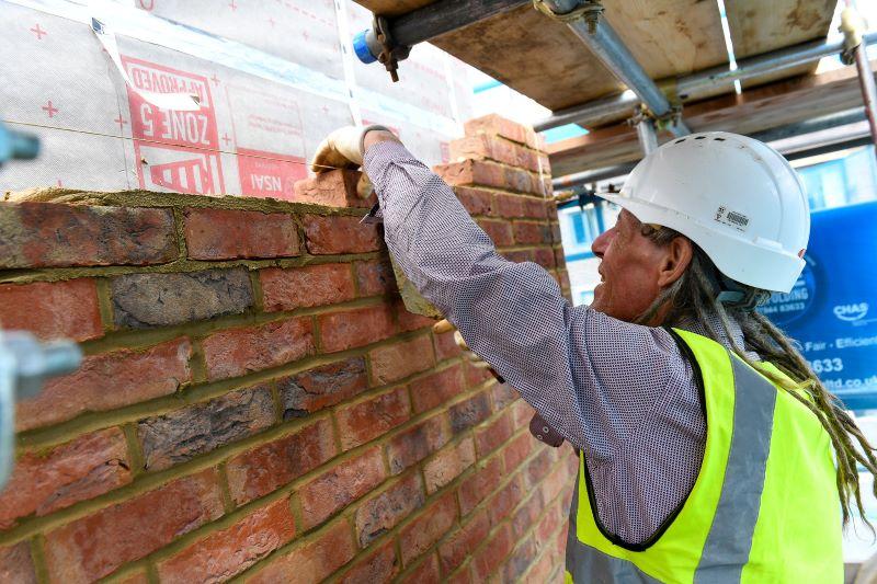 新西兰上大学负债累累，学历还贬值，蓝领工资比白领收入高