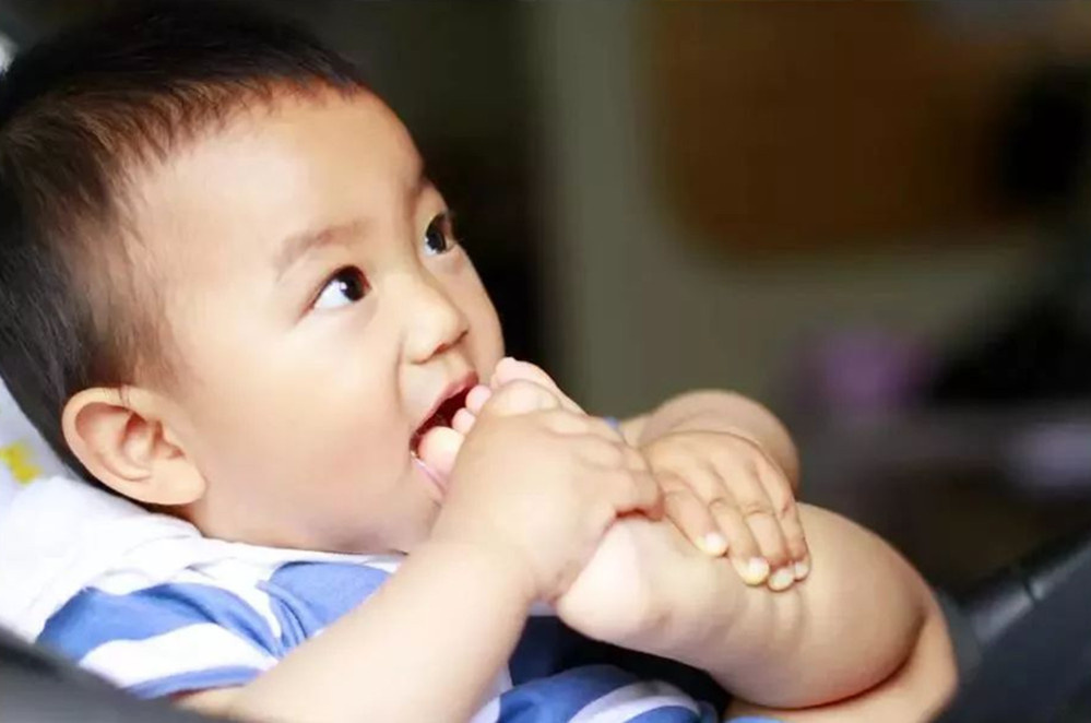 育儿分享宝宝总啃手指怎么办,小学小孩喜欢啃手指甲怎么纠正