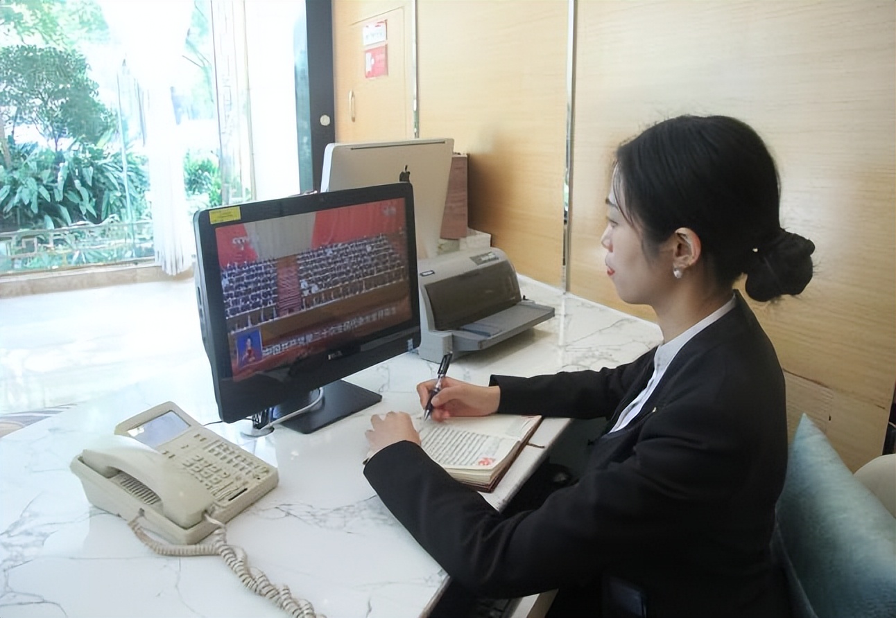 踔厉奋发新征程凝心聚力向未来——成都望江宾馆组织*党**员干部团员青年集中收看*党**的二十大现场直播