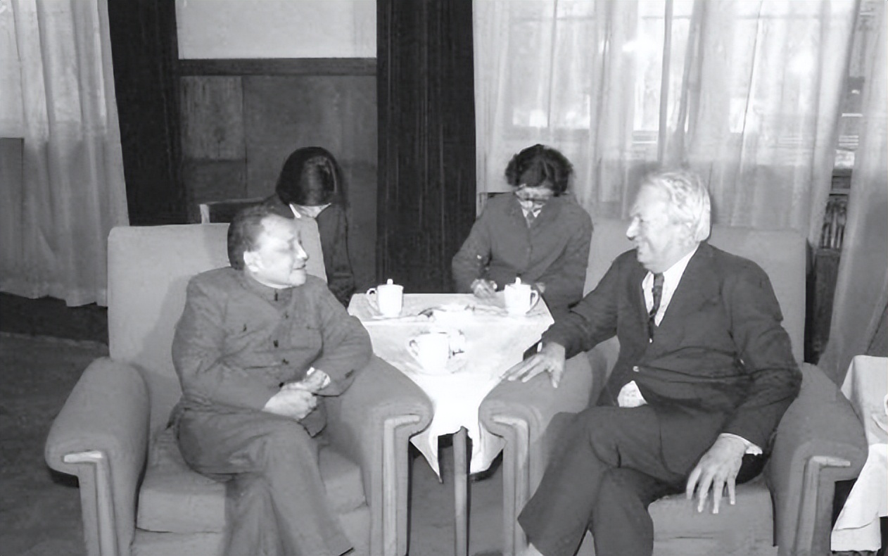 1997年香港经协商回归，期间邓公曾言：51年前，毛主席就料到此事