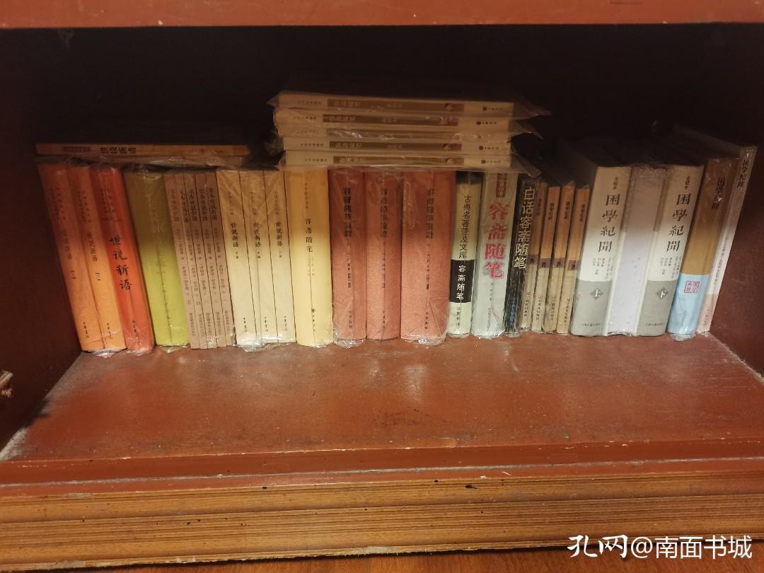 隔段时间调整一下书架，让书也“活动”一下，对保存书籍也有好处