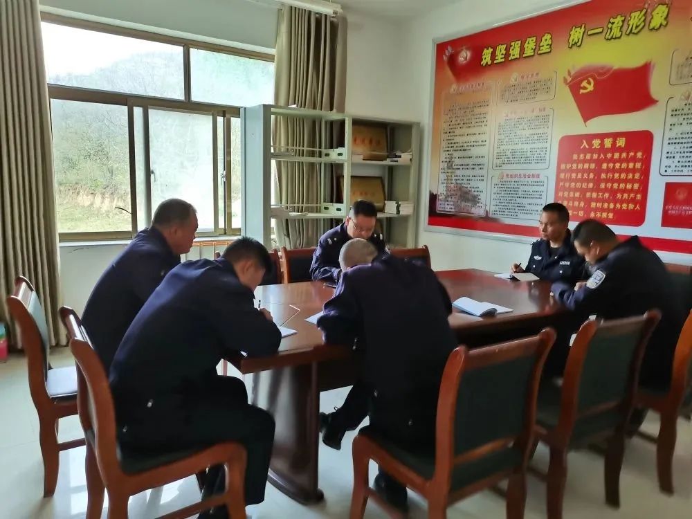 户政窗口周末开辟“学生*证办**”专场【三分钟速览成县公安动态】