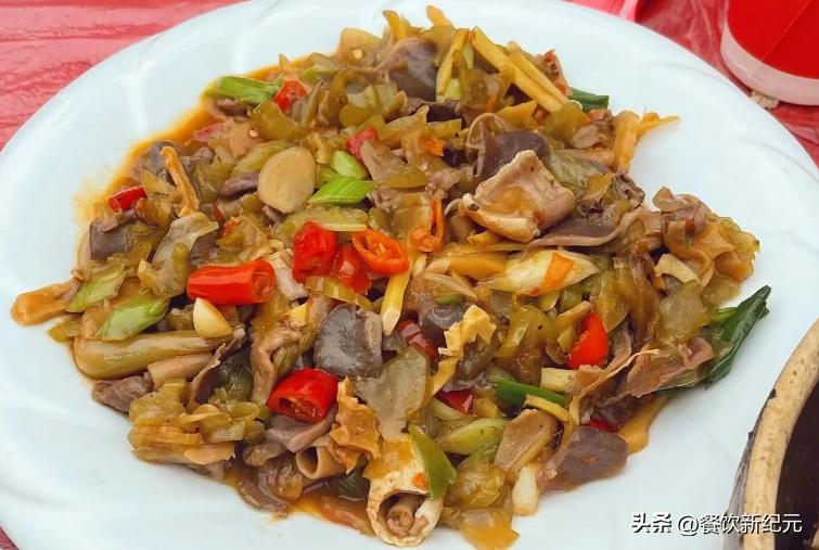 女子参加闺蜜婚宴随礼1000包辣条,女子偶遇婚宴随礼200元吃席