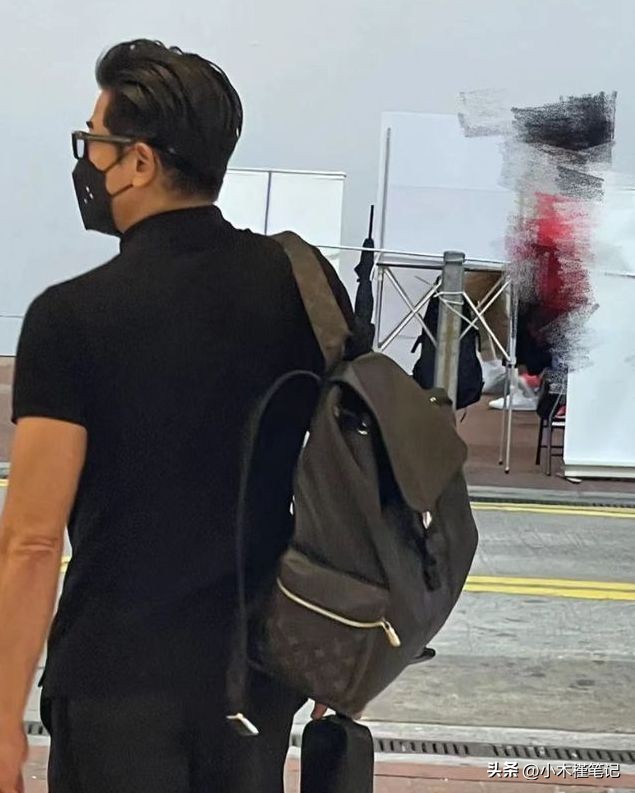 郭富城方媛带女儿买东西,郭富城天王嫂方媛休闲装束