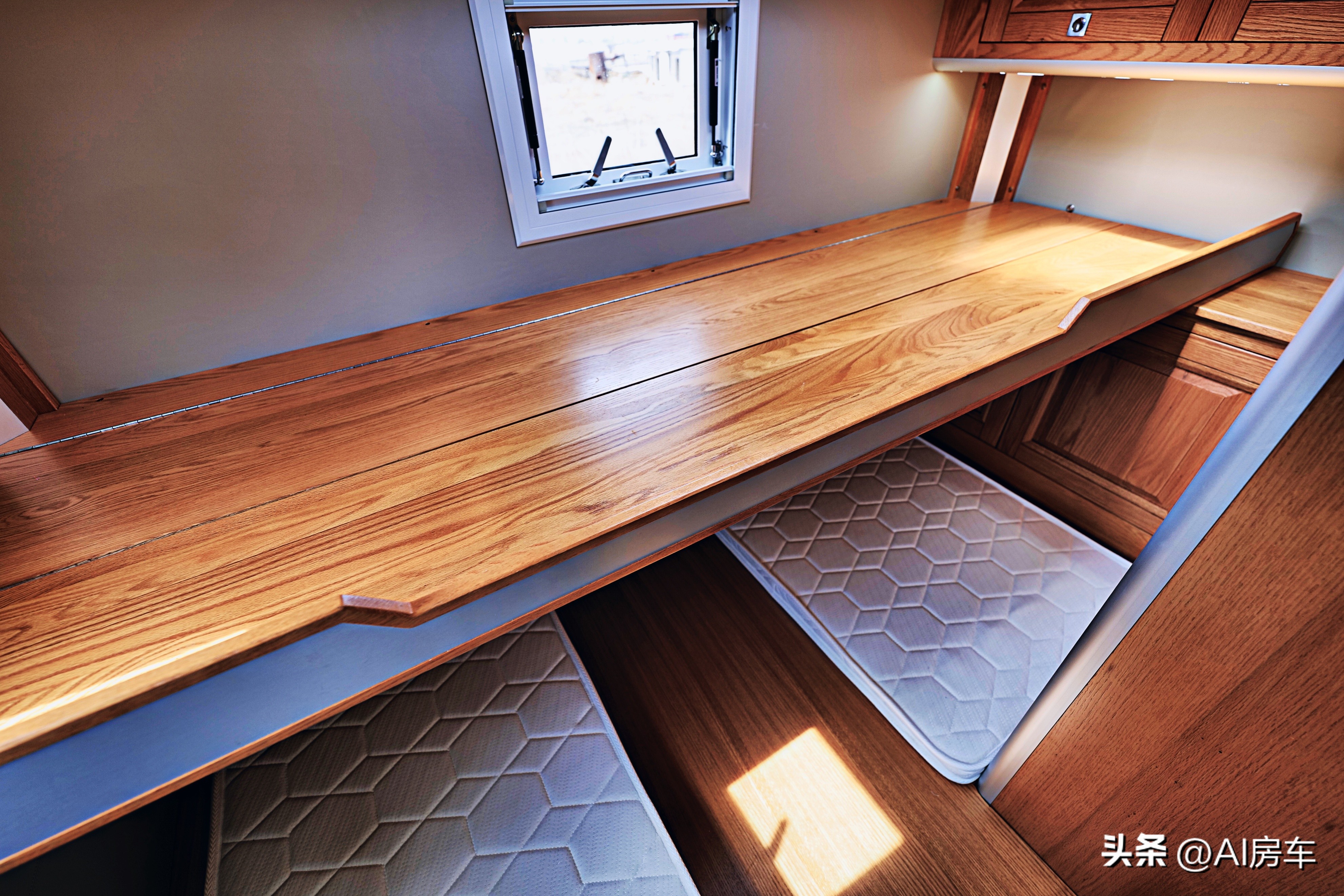 新重汽豪沃4x4越野房车自驾视频,重汽无疆4x4四驱越野房车氮气减震