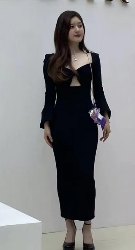 赵露思和张元英穿同一套衣服,赵露思黑色长裙撞脸张元英