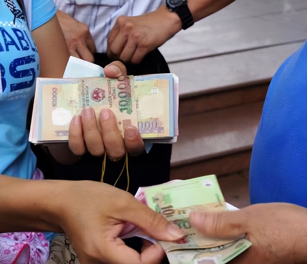 越南路边上成捆的人民币,越南大街上为何摆放成堆人民币