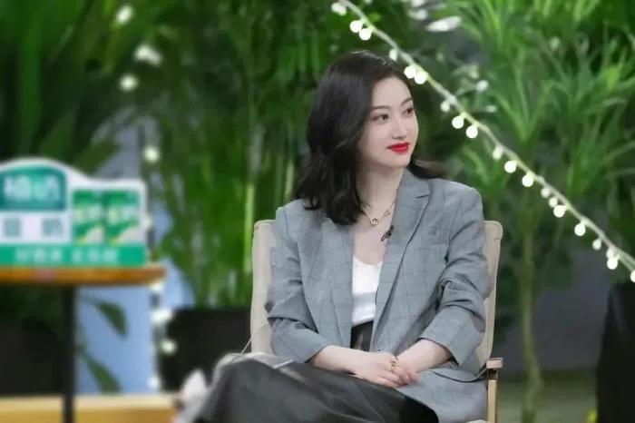 景甜清新亮相时装秀,景甜穿巴宝莉格子装