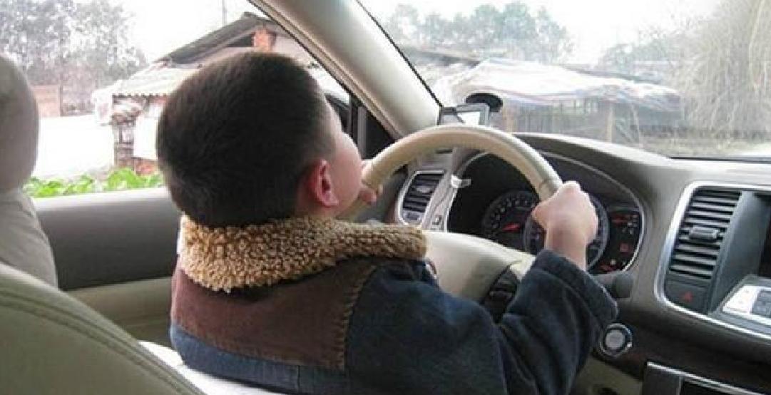 15岁少年偷开奔驰车撞死人逃逸,少年偷开奔驰撞死人逃逸