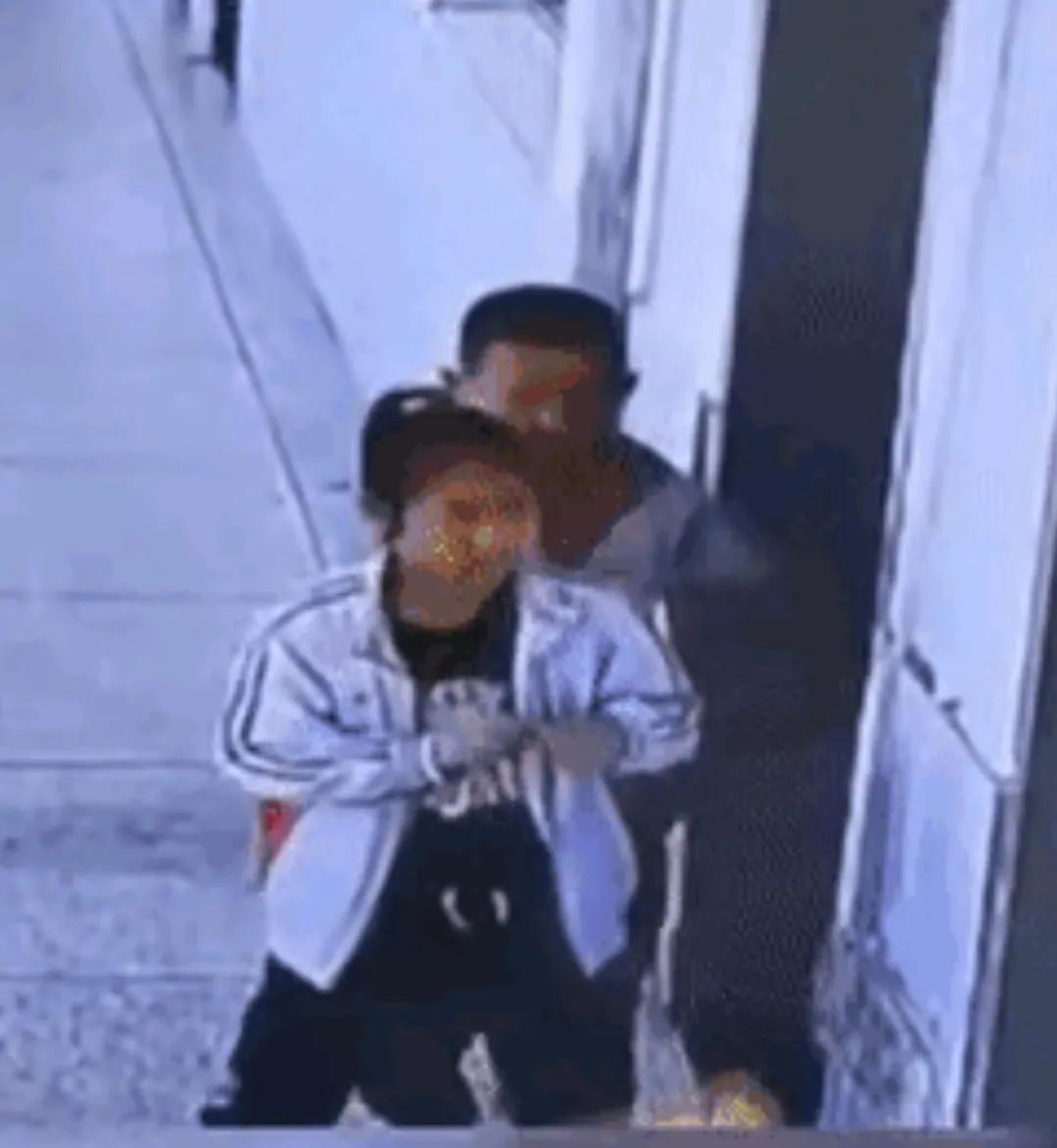 你是皇亲国戚吗？女孩轻轻碰了一下就被踹还揪衣领！活该被开除