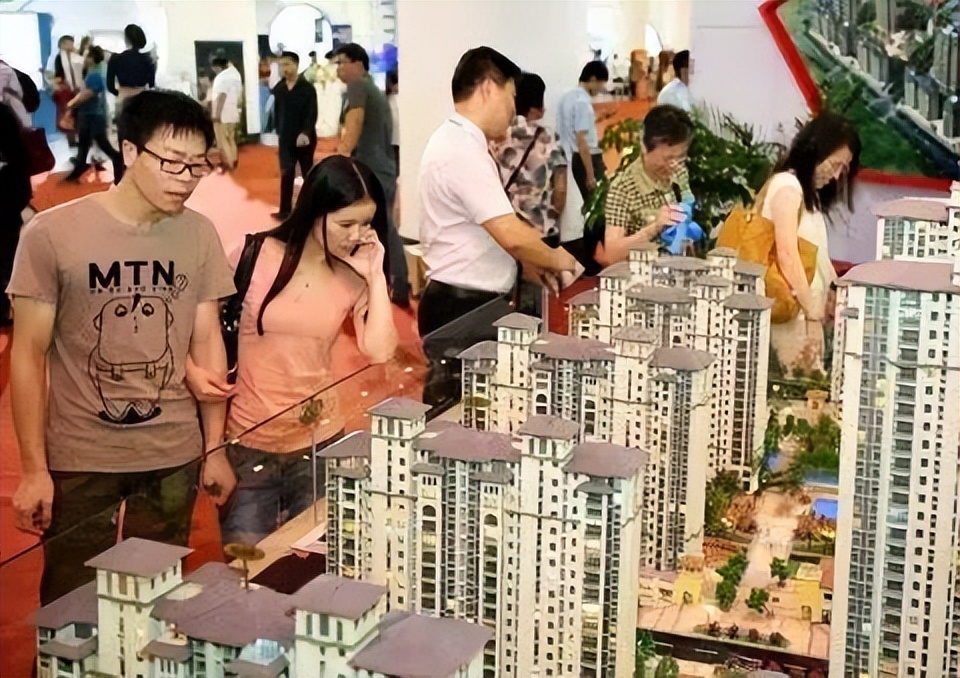 贷款买房和全款买房的人谁更聪明,10年后买房还是攒钱更值