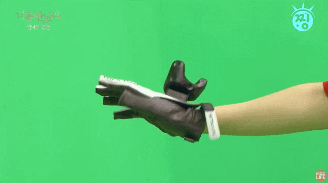 耗资7亿“复活”女儿后，她让患癌去世的母亲重生，惹哭网友：太心酸了