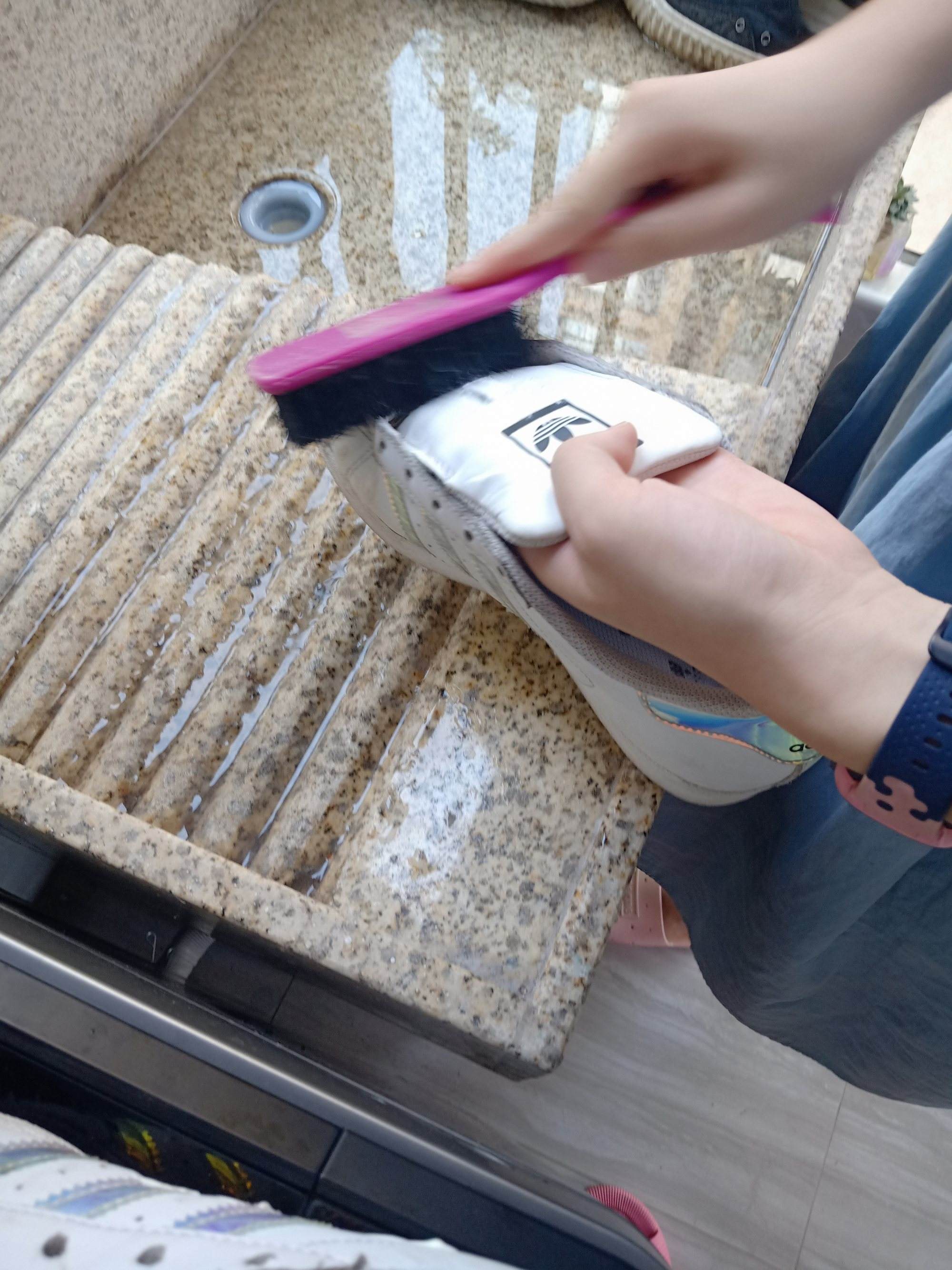 鞋子开胶了502胶水怎样粘才牢固,鞋脱胶了用什么胶粘好502