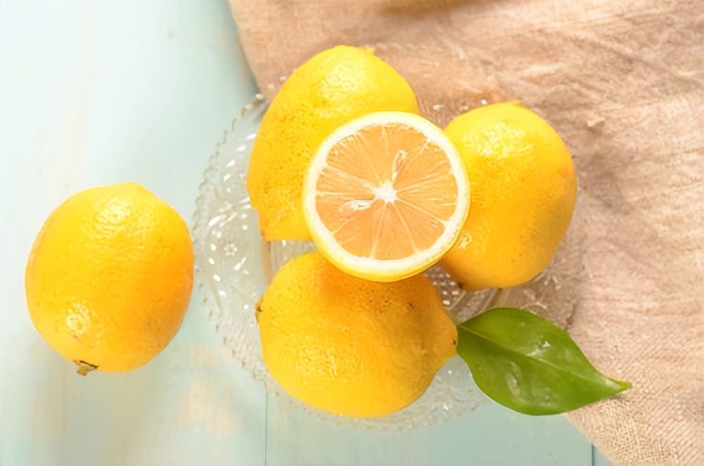 每天喝一杯柠檬水会怎么样 (每天可以喝一杯柠檬水吗)