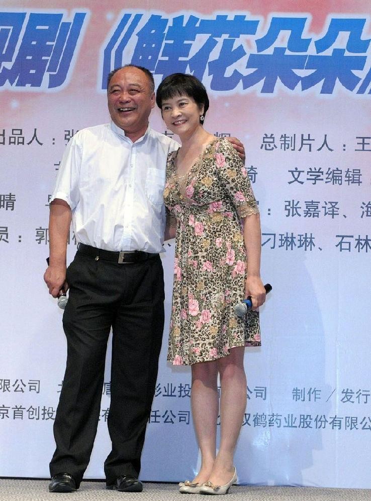 冯远征和老婆唐装照片,冯远征老婆穿红裙