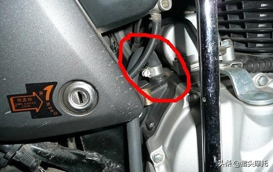 摩托车熄火后排气管怎么还冒烟,摩托车点火情况下后退会机油倒灌