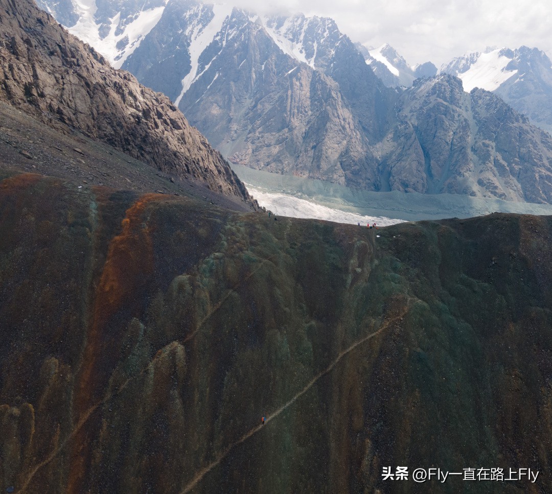穿越博格达峰脚下冰湖之旅,徒步穿越新疆博格达峰