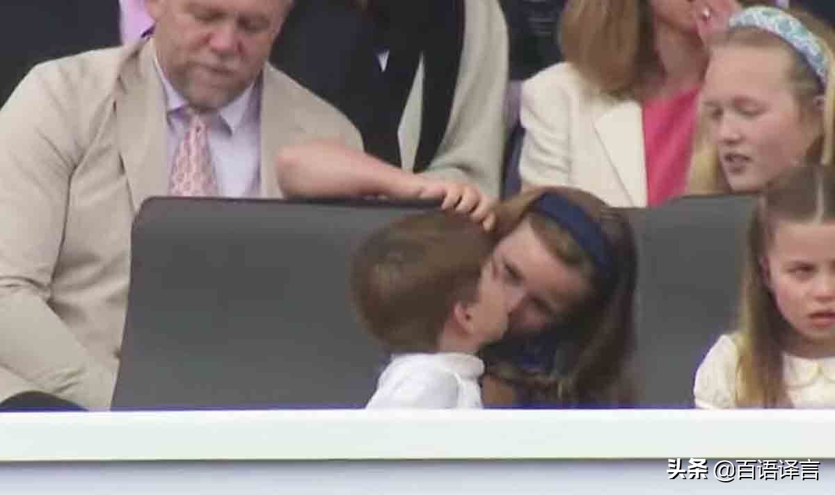 路易又抢女王风头！出席活动时要查尔斯抱，吻妈妈，站凳上吃零食
