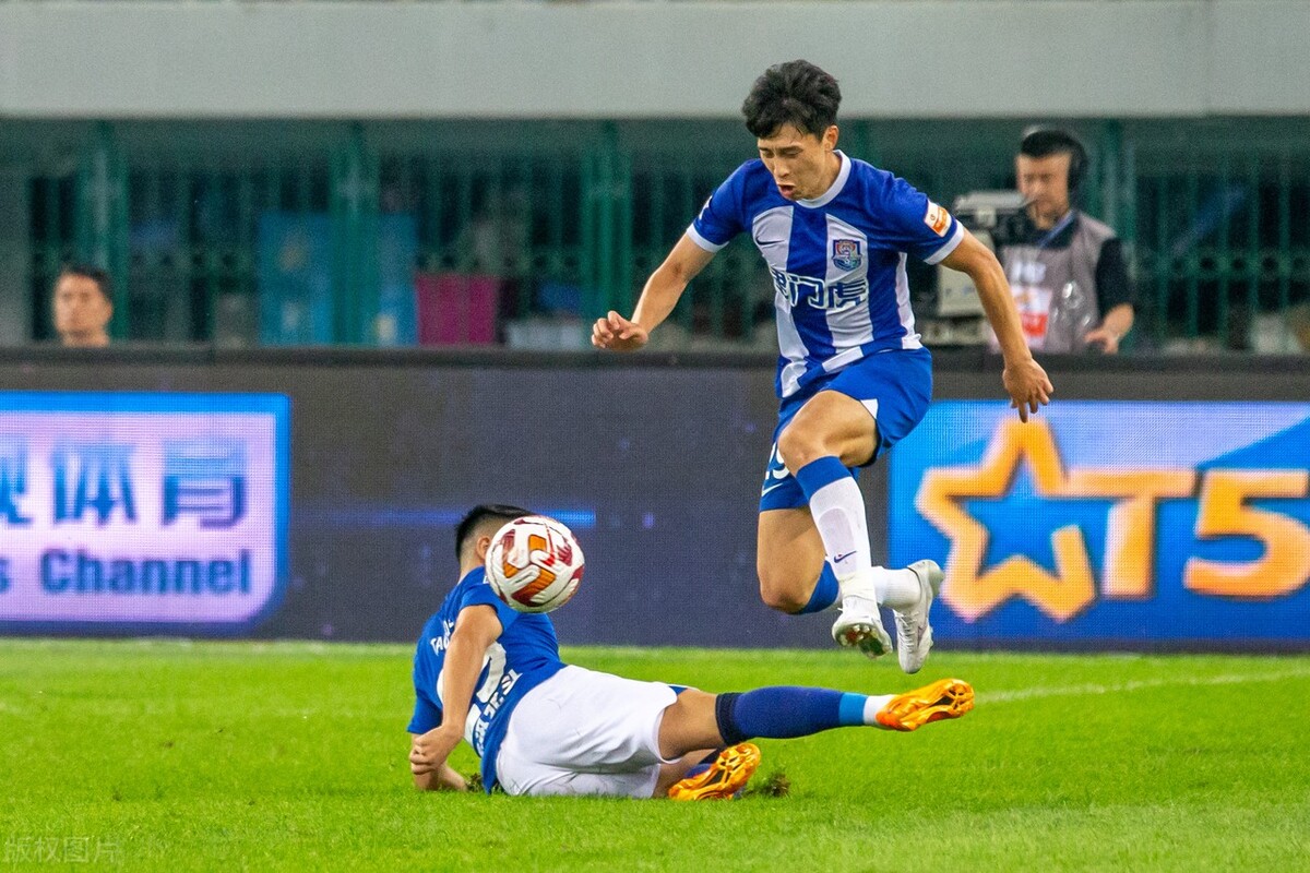 天津津门虎教练于根伟,于根伟穿的男鞋