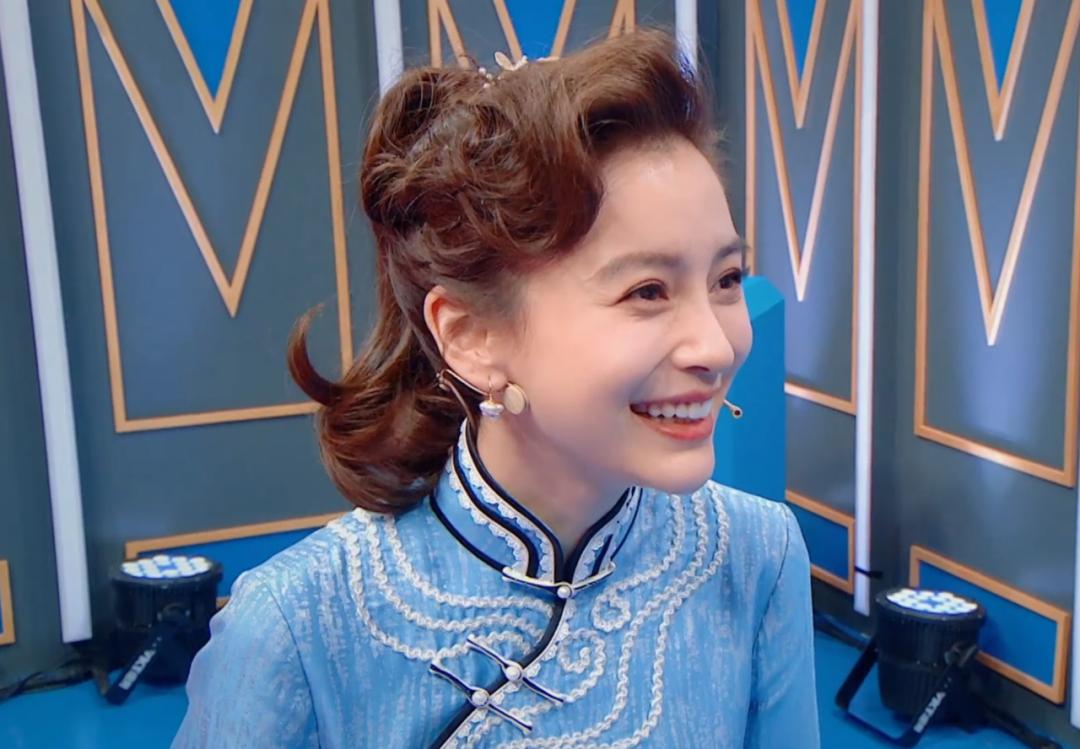 刘嘉玲关晓彤同框,穿旗袍大秀窈窕好身材