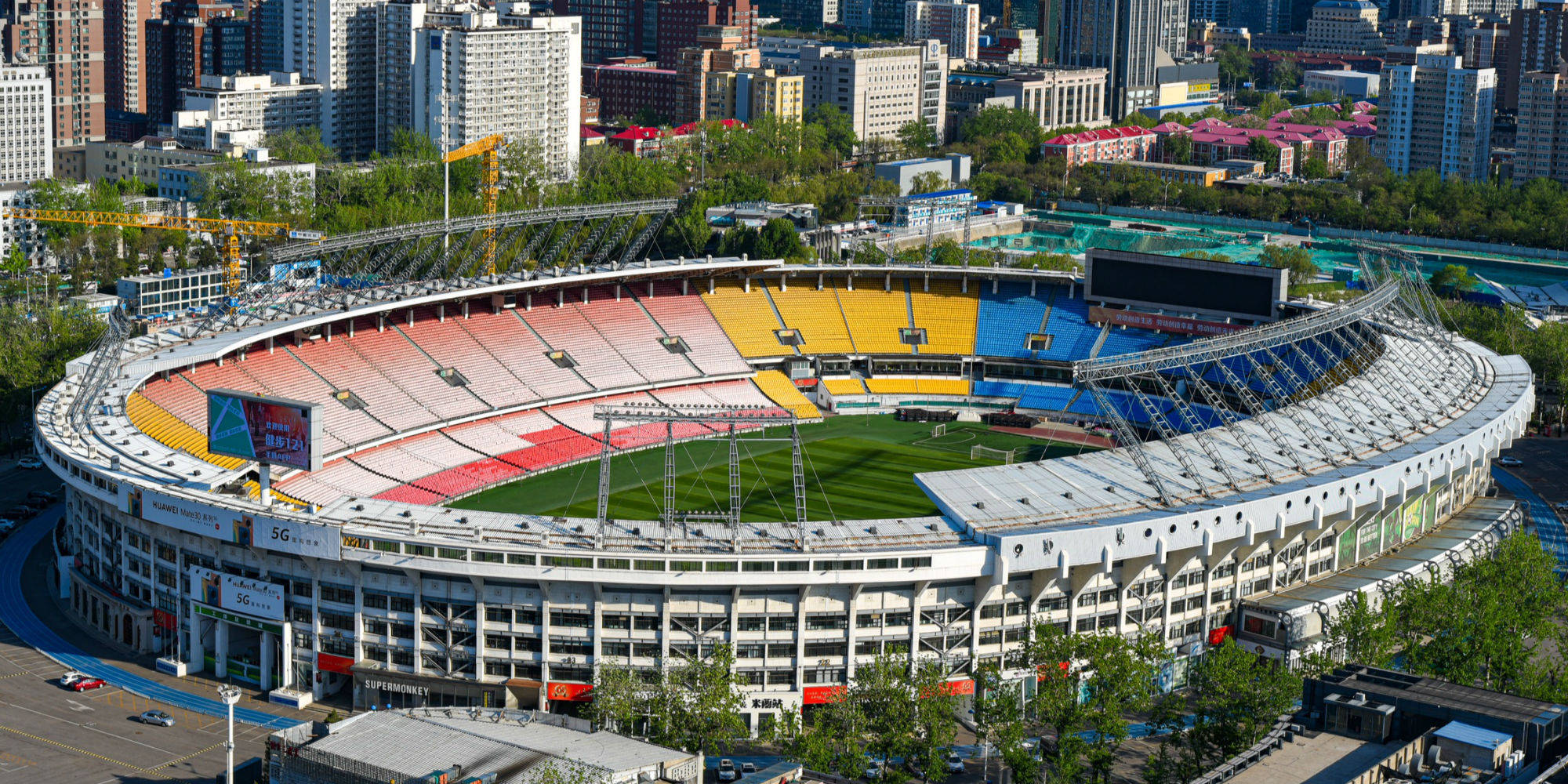 最大的体育场能容纳多少人,中国最大的10个体育场