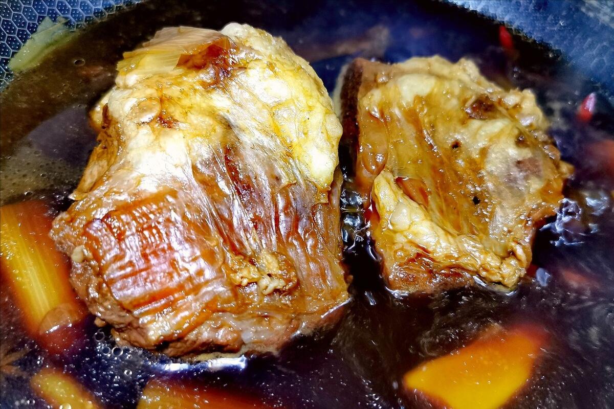 卤牛肉放猕猴桃还是山楂软烂不柴,卤牛肉不能大火