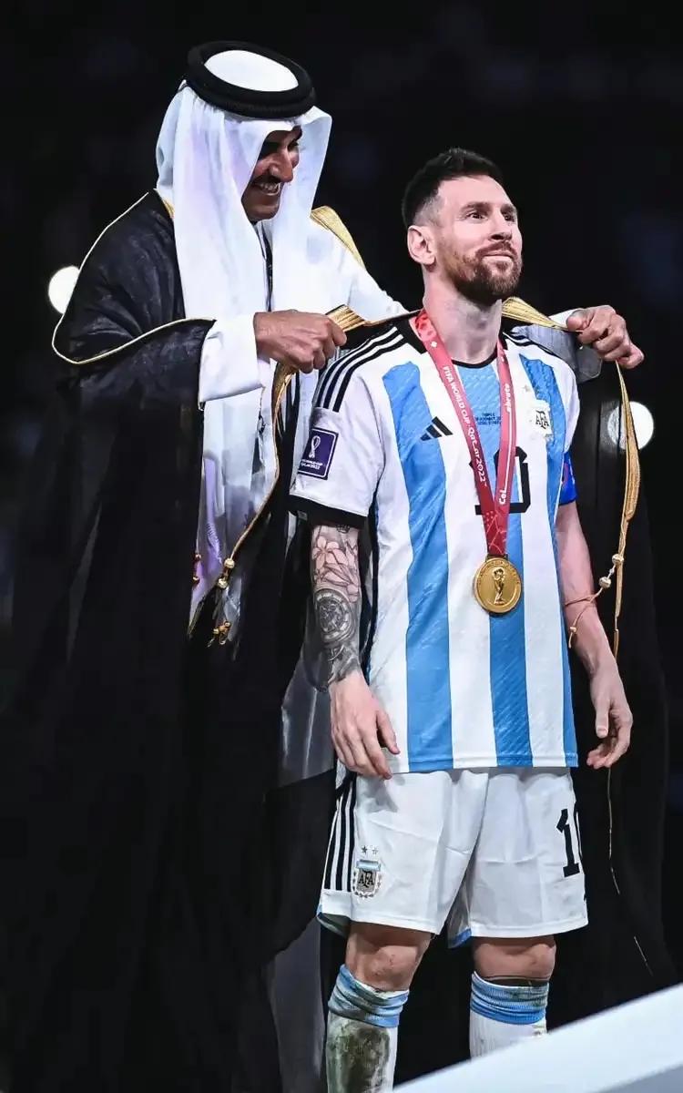 梅西夺冠身披的黑袍,梅西夺冠时刻穿的黑袍