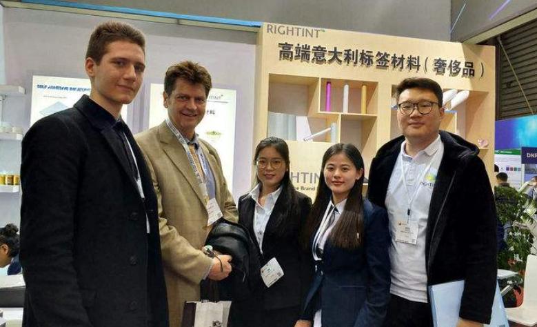 大专商务英语就业方向及前景,商务英语和英语哪个就业前景更好