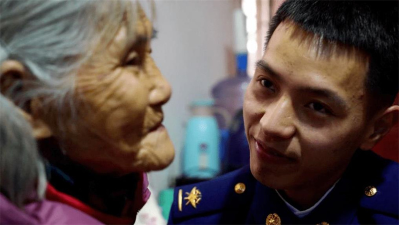 江西24岁小伙和82岁老太太婚纱照,江西25岁小伙跟老妈拍婚纱照