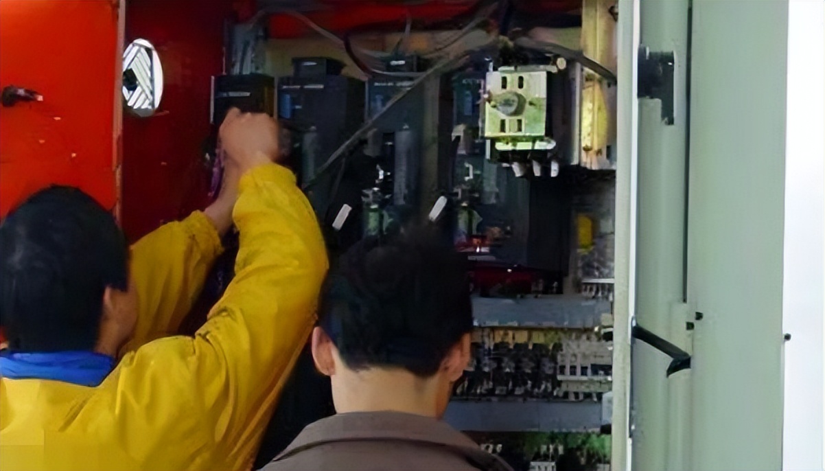 干电工拿死工资还是自己做烧烤好,干电工危险吗