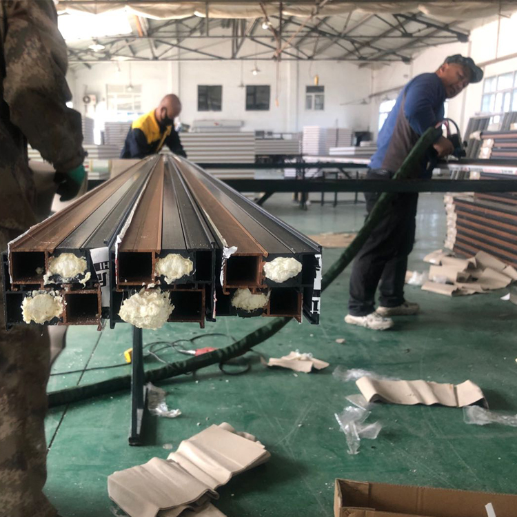 断桥铝空腔内部用哪种材料填充,断桥铝聚氨酯发泡填充设备