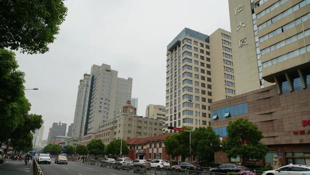 这家医院门口的汽车“长龙”消失了：腾出全部车位给患者